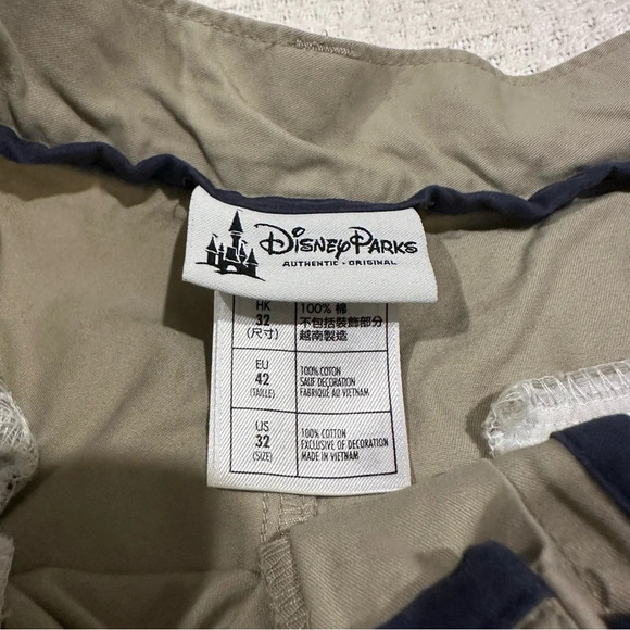 Disney World Land Chino Shorts Mens Size 32 Beige Flat Front Khaki Mickey Mouse - Picture 3 of 5